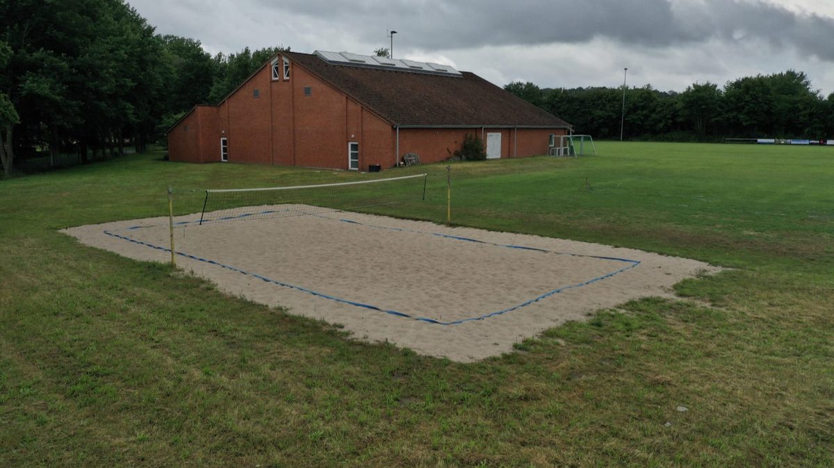 Sportanlage mit Beachvolleyballfeld von oben