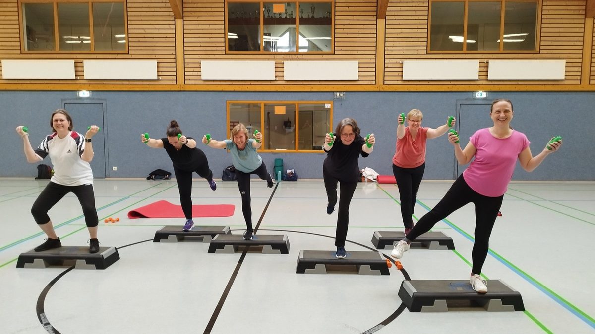 Aerobic-Gruppe des TuS Mulmshorn beim Step-Training in der Sporthalle