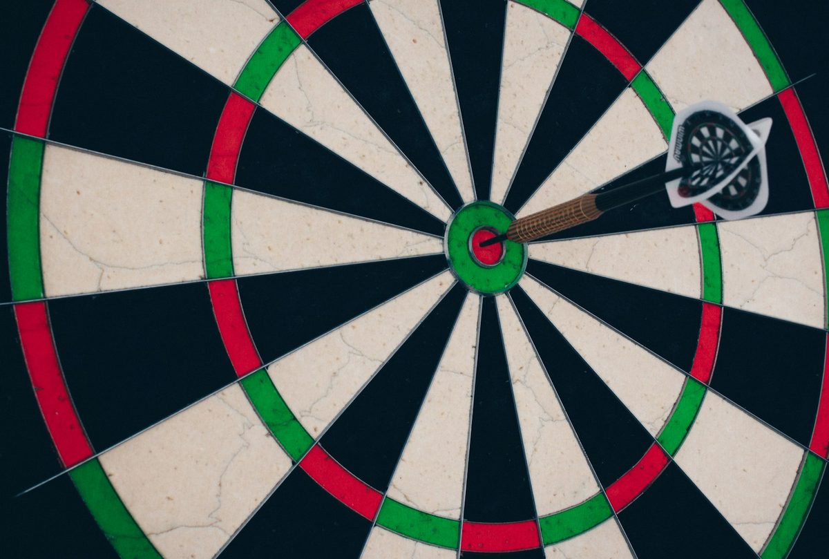 Dartboard mit Dart im Bull — Beispielbild für die Dartsparte