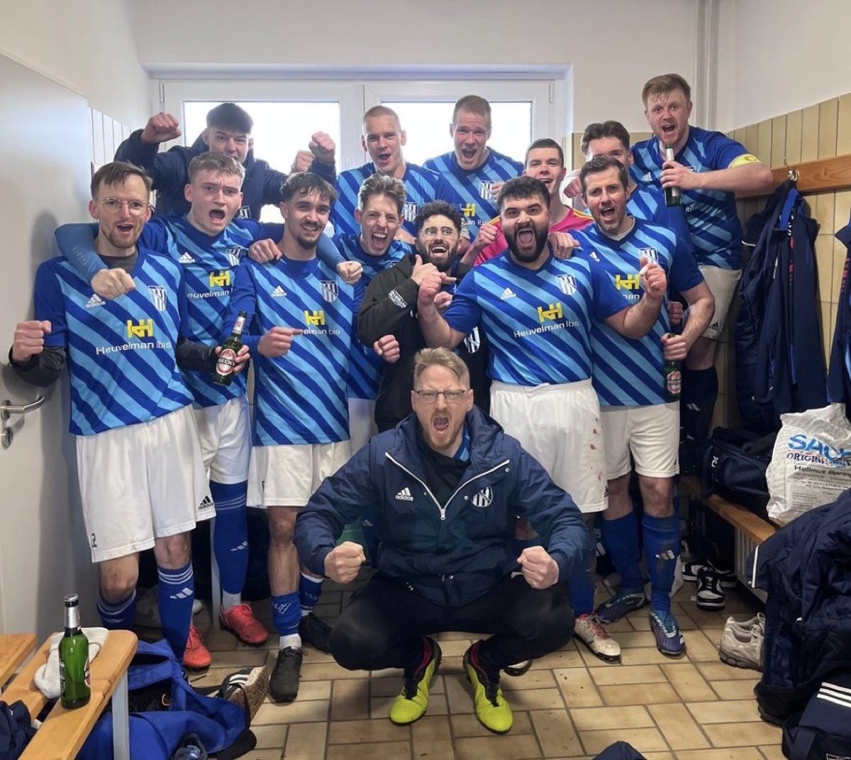 Die Fußballer des TuS Mulmshorn jubeln nach dem Spiel