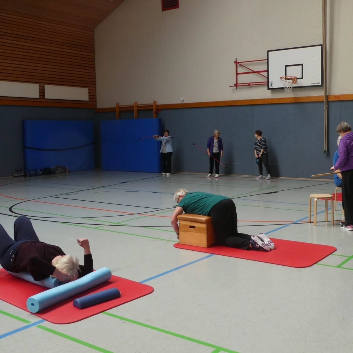 Gesundheitssport-Gruppe des TuS Mulmshorn bei Übungen auf der Matte