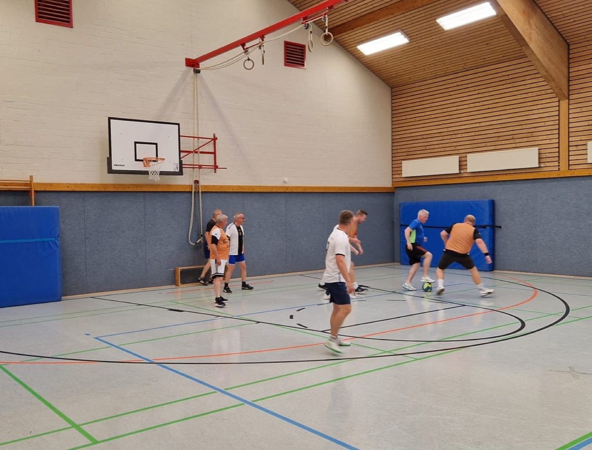 Hallenfußball beim TuS Mulmshorn – Mittwochskicker in Aktion
