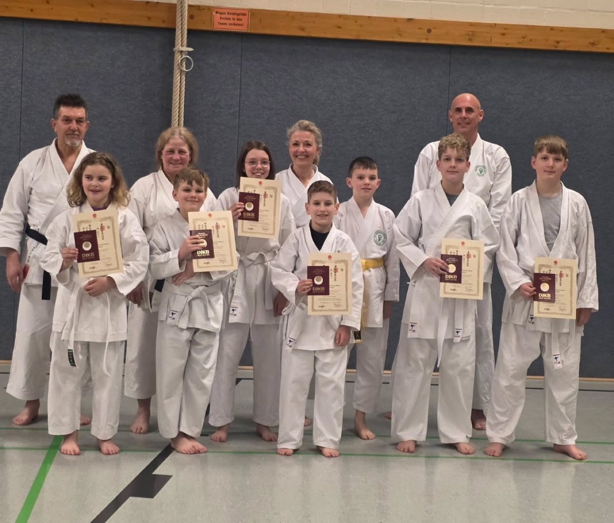 Karate-Gruppe des TuS Mulmshorn mit Urkunden nach der Gürtelprüfung