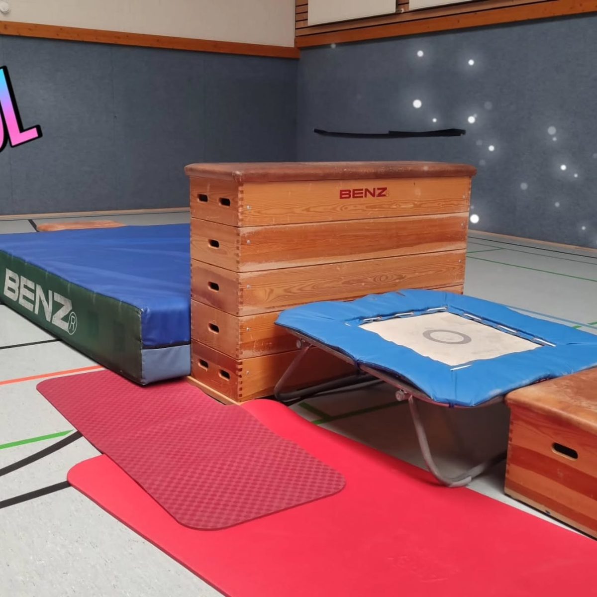 Trampolin und Kasten beim Turnzwerge-Turnen
